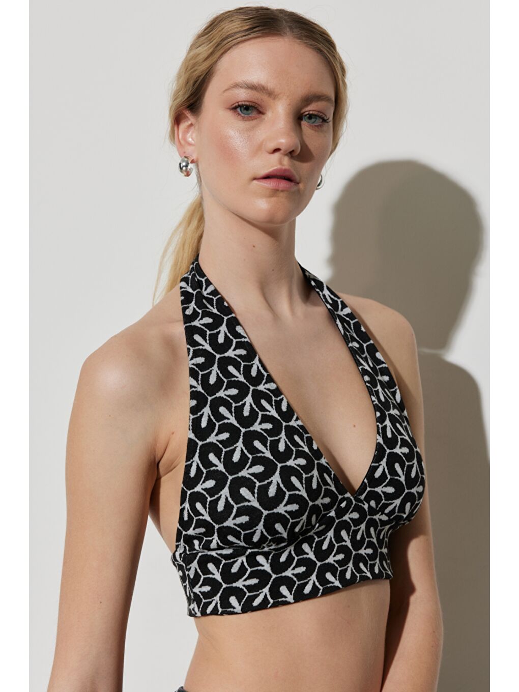 Karışık Regular Fit Normal Kesim V Yaka Kolsuz Crop Bluz-2