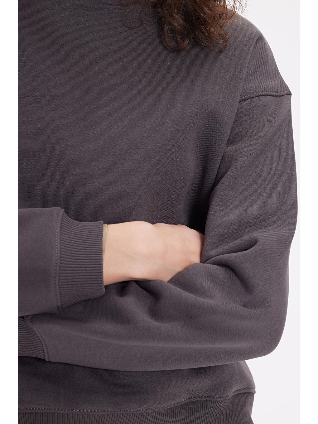 Gri Kadın Oversize Geniş Kesim Pamuklu Bisiklet Yaka Füme Sweatshirt-2