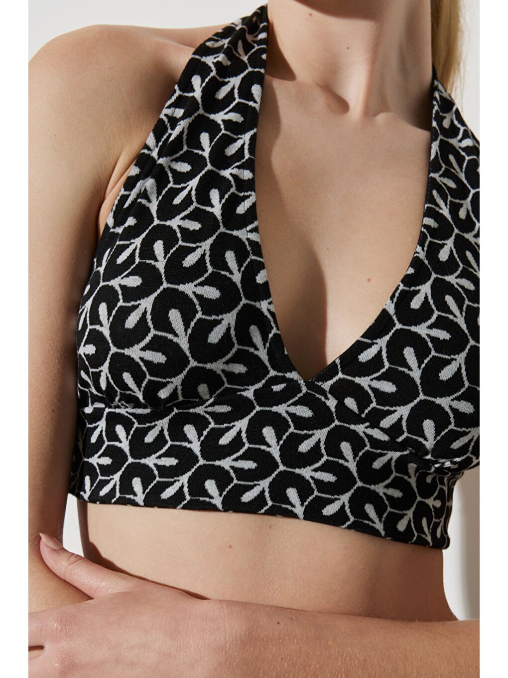 Karışık Regular Fit Normal Kesim V Yaka Kolsuz Crop Bluz-3