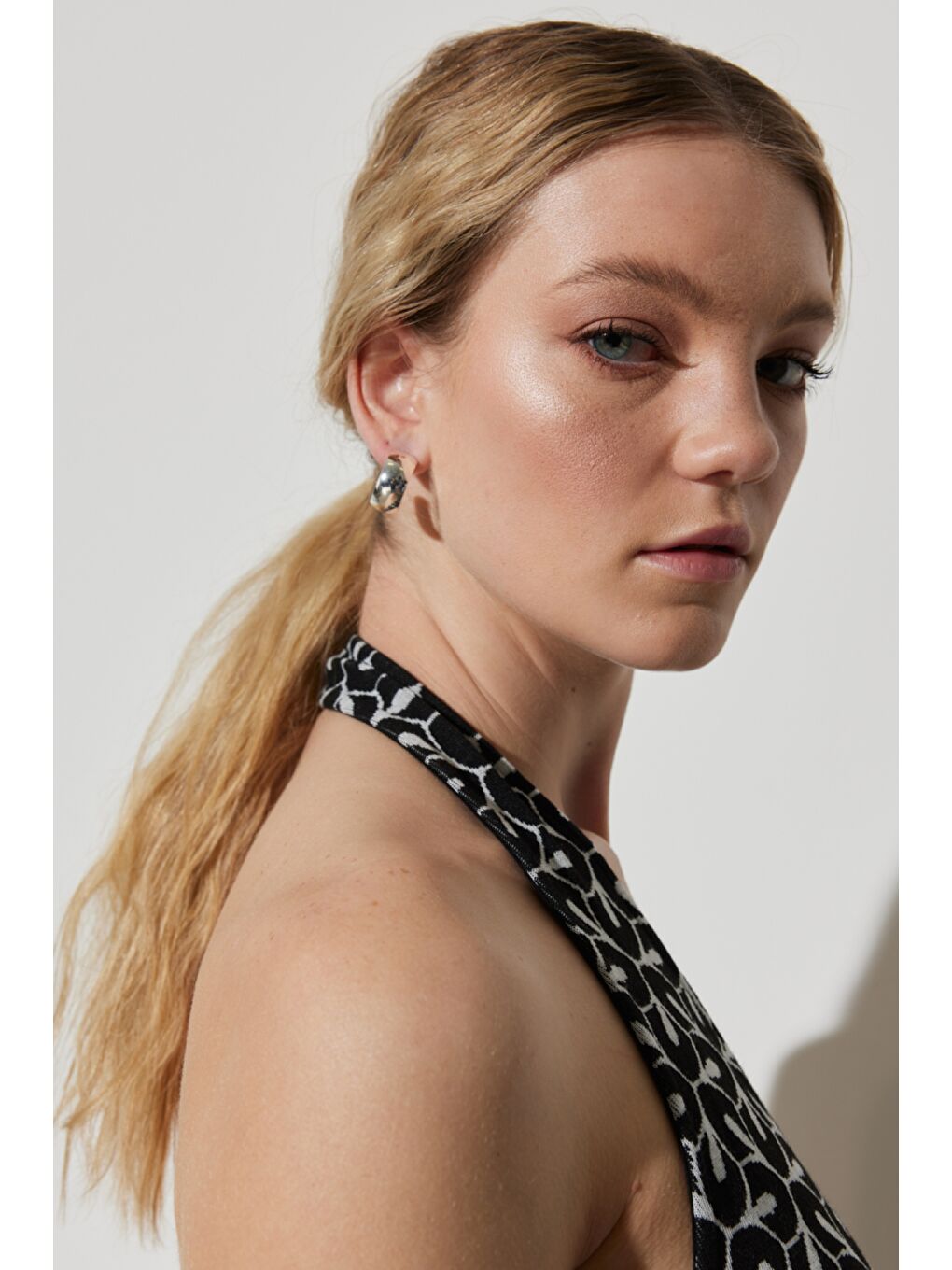 Karışık Regular Fit Normal Kesim V Yaka Kolsuz Crop Bluz-4