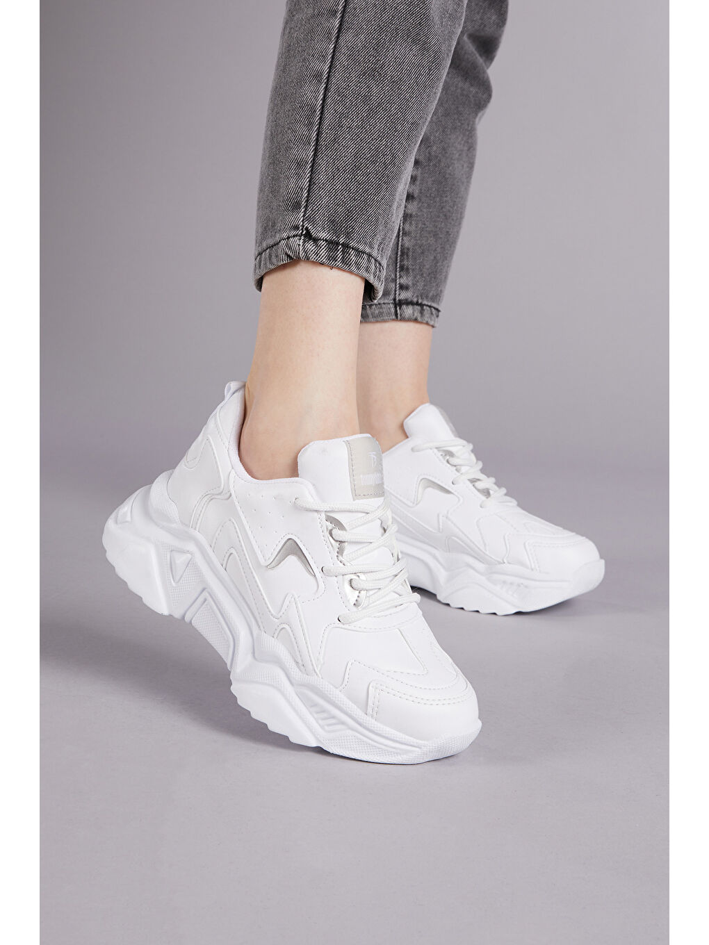 Kadın Beyaz Rahat Kalıp Yüksek Taban Bağcıklı Spor Ayakkabı-1