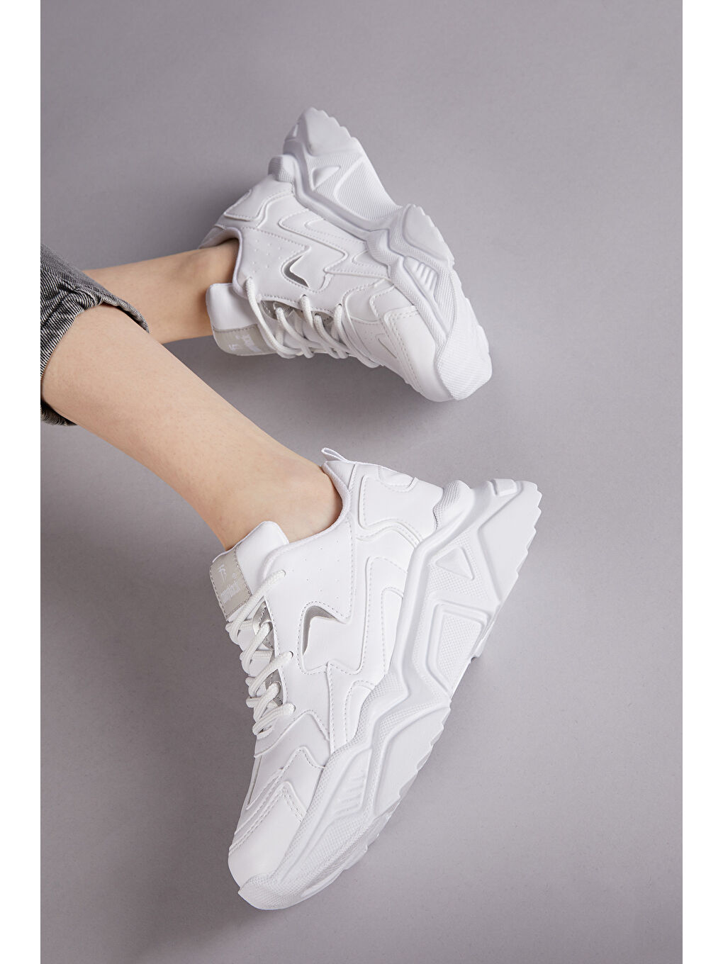 Kadın Beyaz Rahat Kalıp Yüksek Taban Bağcıklı Spor Ayakkabı-2