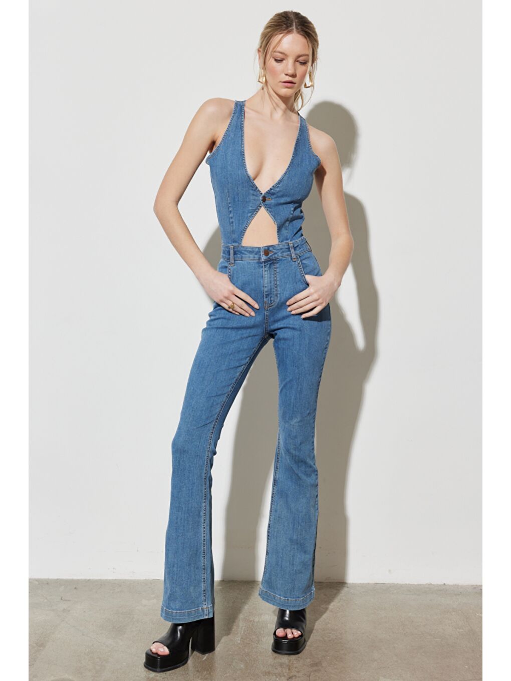 Regular Fit Normal Kesim Normal Bel Geniş Paça Kolsuz Açık Mavi Esnek Jean Tulum-1