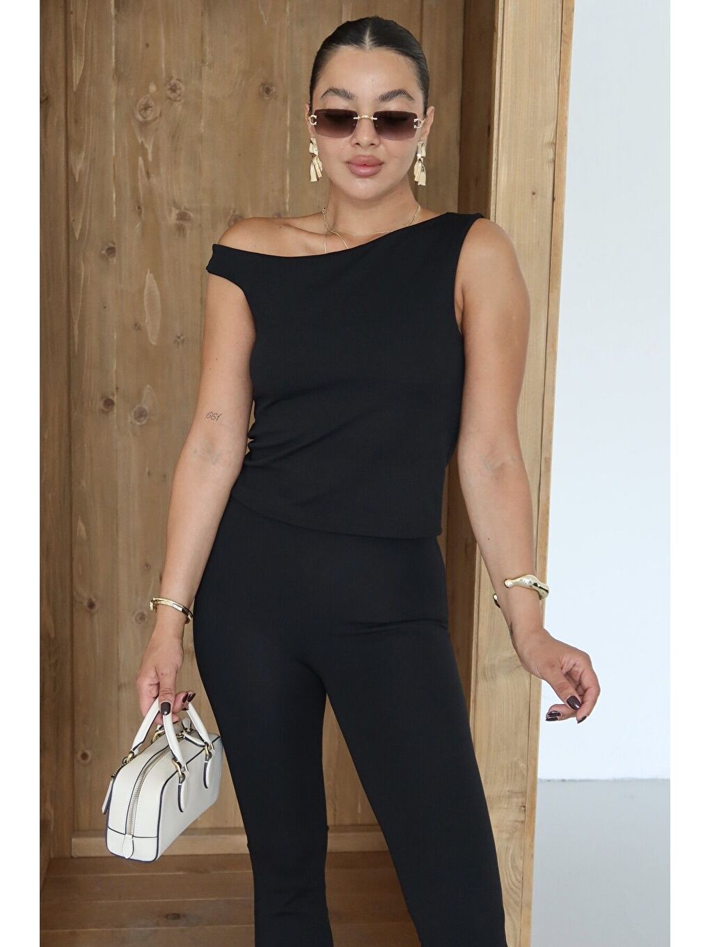 Kadın Siyah Omuz Detaylı Kalın Askılı Bluz Yırtmaç Detaylı Pantolon Takım