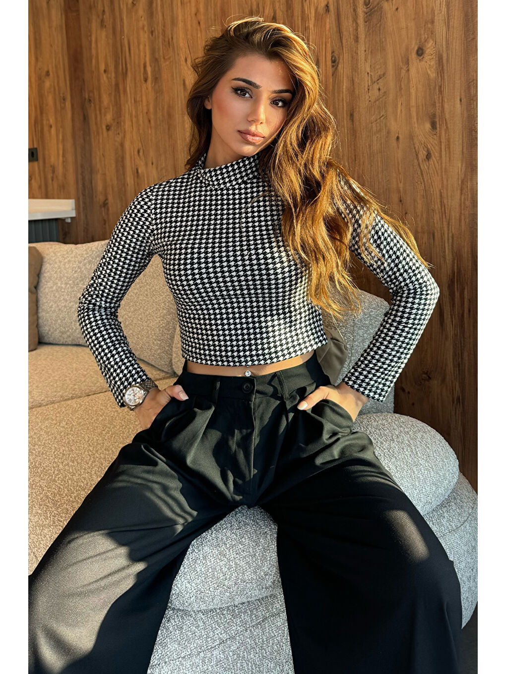 GÜLSELİ Siyah Yarım Balıkçı Yaka Kazayağı Desenli Crop Top Süet Body Bluz