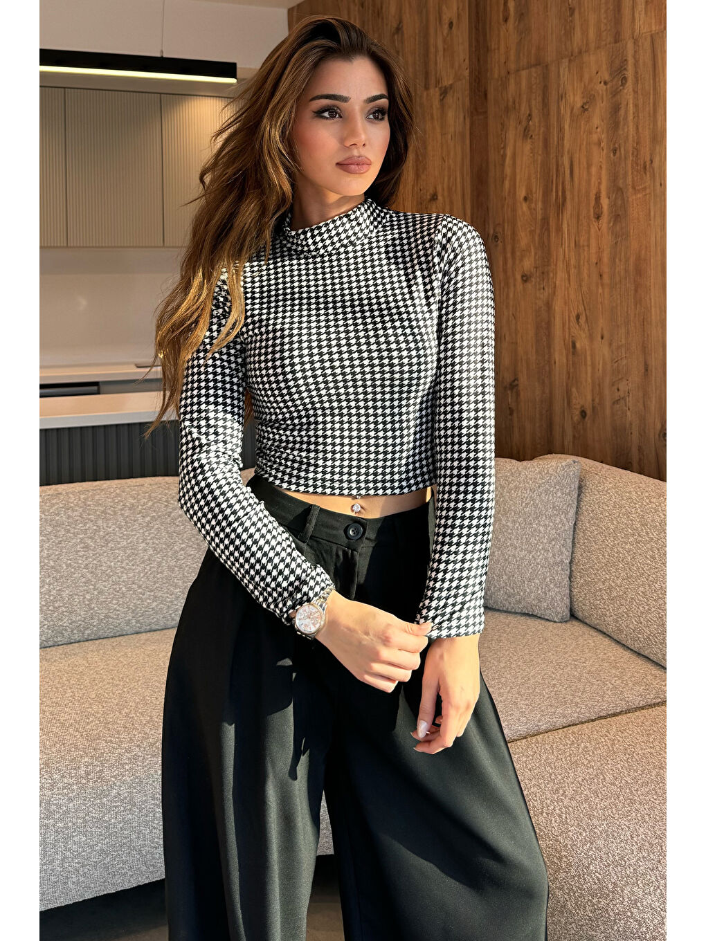 GÜLSELİ Siyah Yarım Balıkçı Yaka Kazayağı Desenli Crop Top Süet Body Bluz - 1