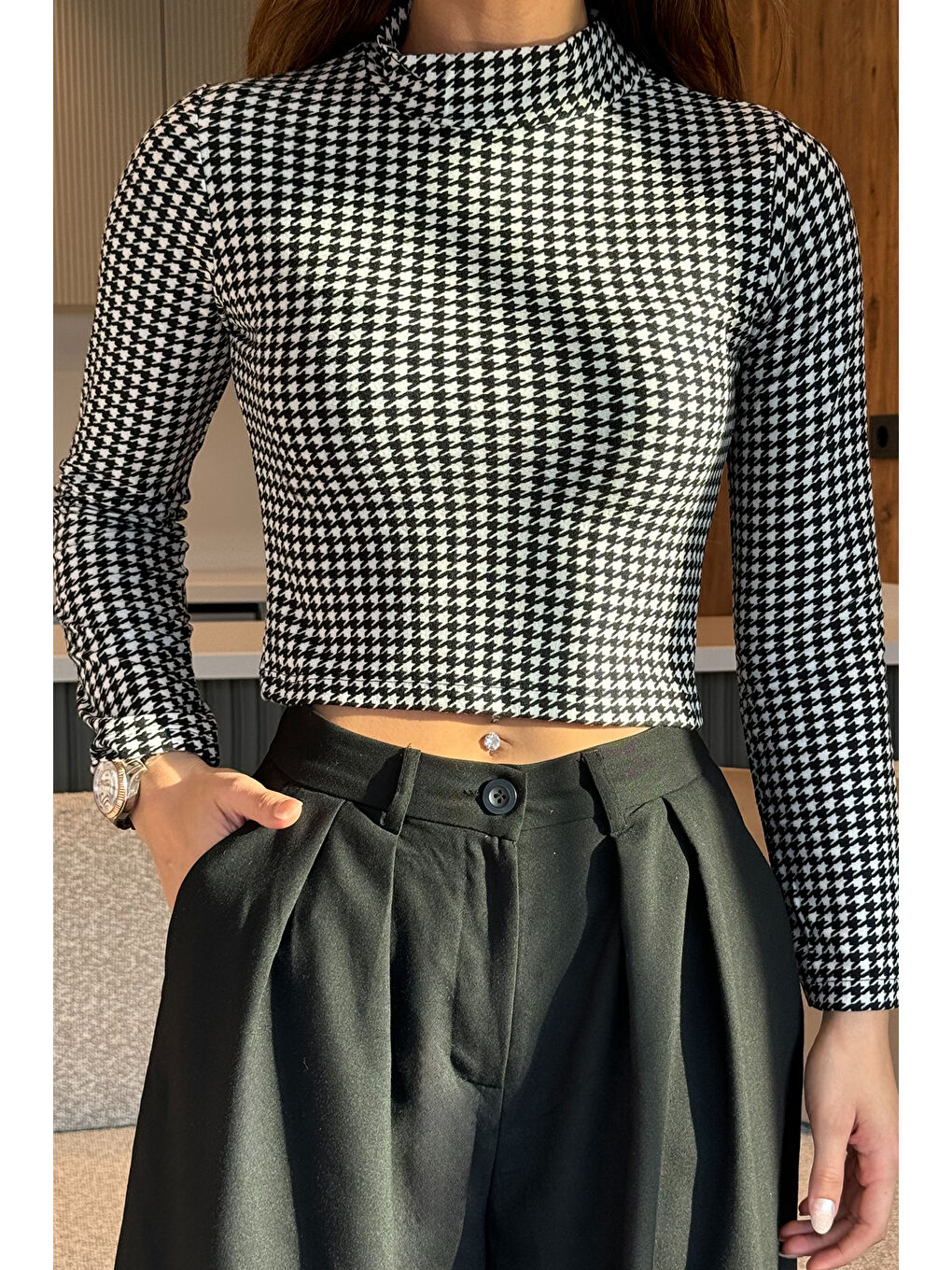 GÜLSELİ Siyah Yarım Balıkçı Yaka Kazayağı Desenli Crop Top Süet Body Bluz - 2