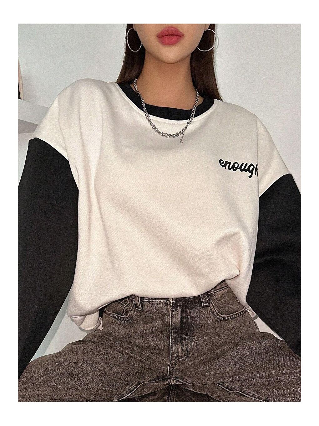 Trendseninle Koyu Siyah Kadın Beyaz Enough Baskılı Siyah Kol Detaylı Oversize Sweatshirt