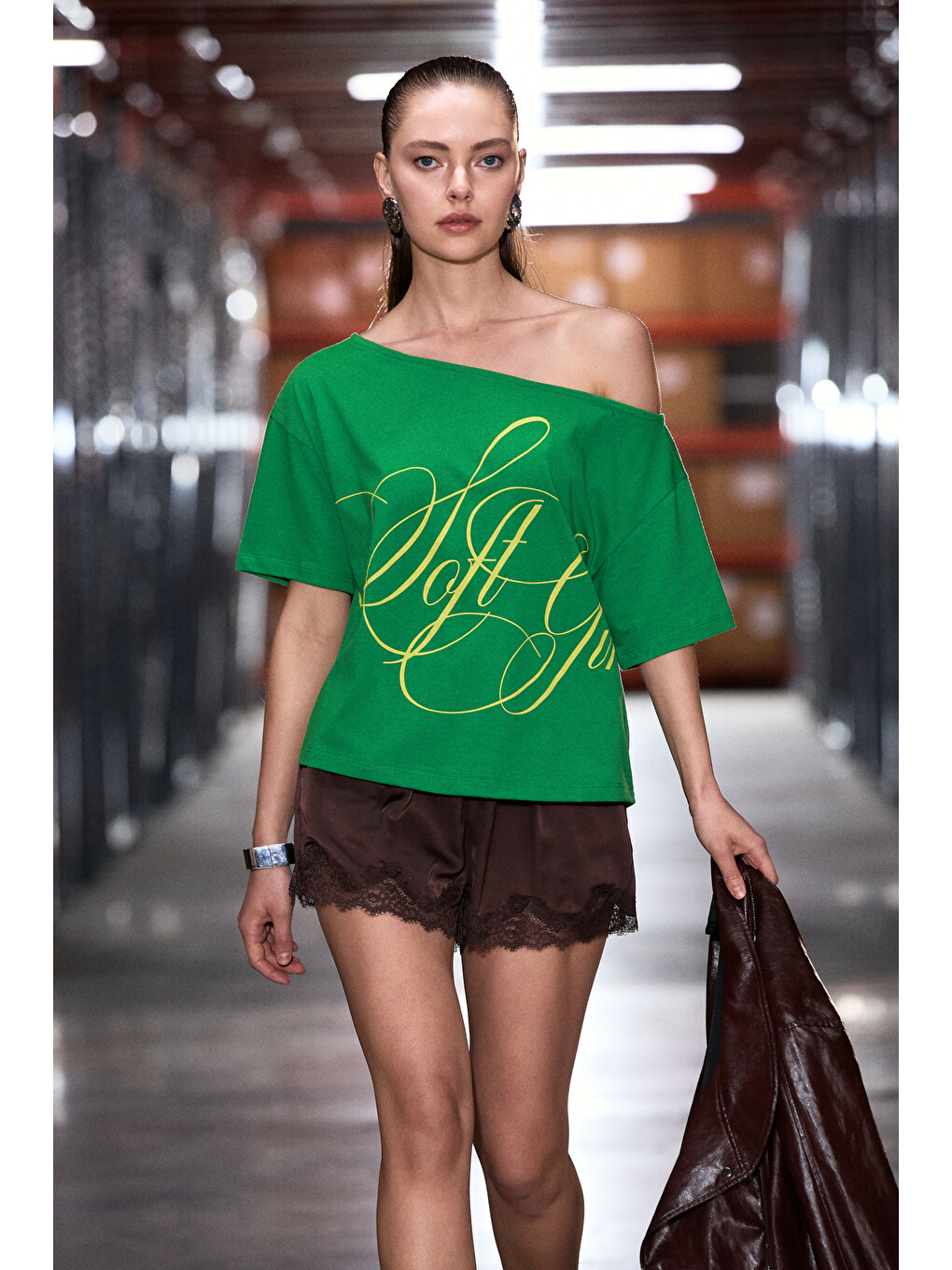 Yeşil QALY Kadın Kayık Yaka Tek Omuz Kısa Kol Ön Ve Arka Baskı Detaylı Relaxed YEŞİL T-Shirt-2