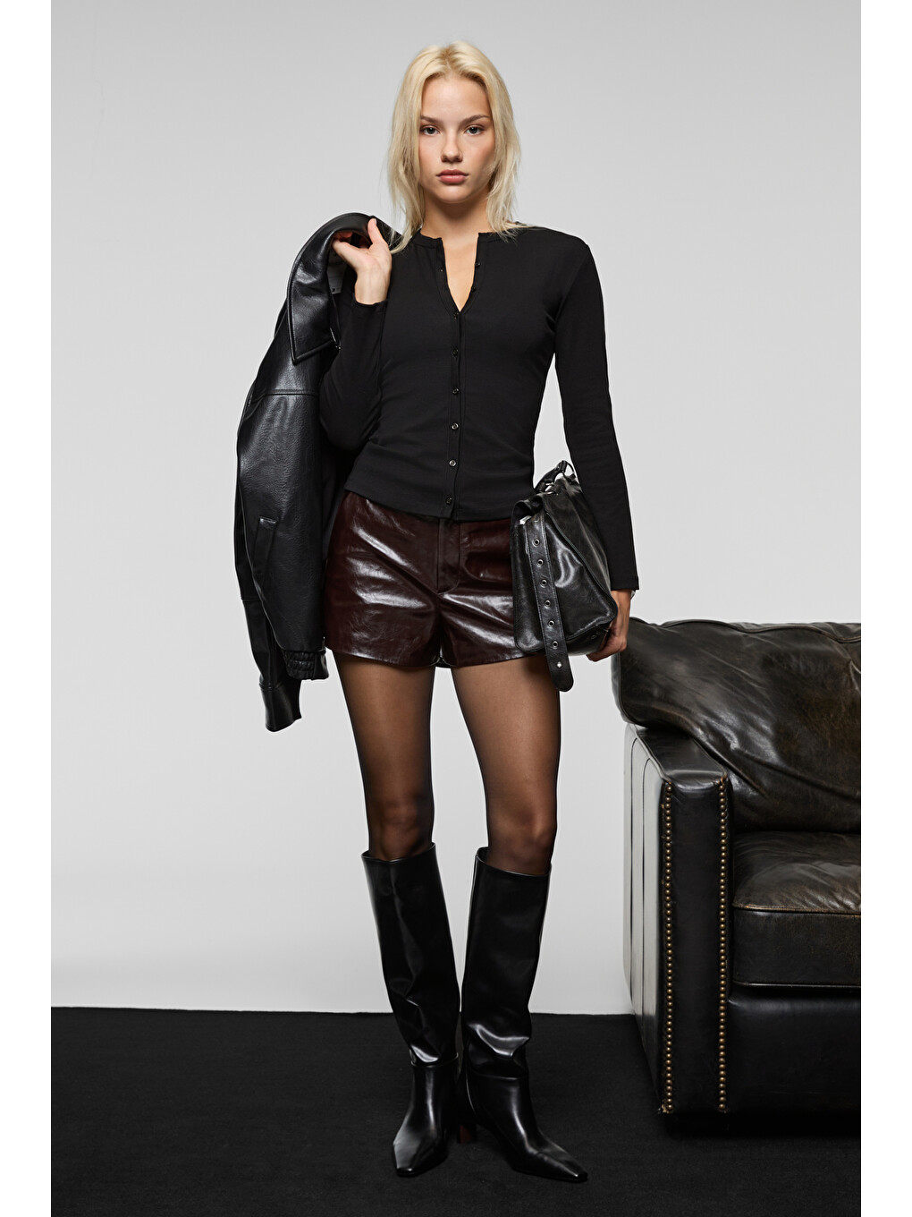Taluvıa Kadın Esnek Kumaşlı Vücuda Oturan Slim Fit Düğmeli Siyah Bluz-1