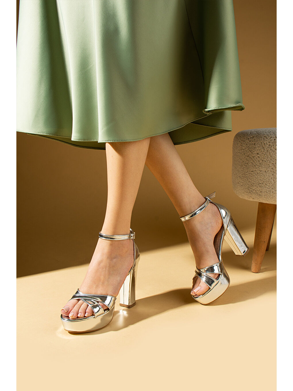 Gri Çapraz Bantlı Tokalı Yüksek Platform Topuklu Kadın Ayakkabı 018-50-24Cilt-1