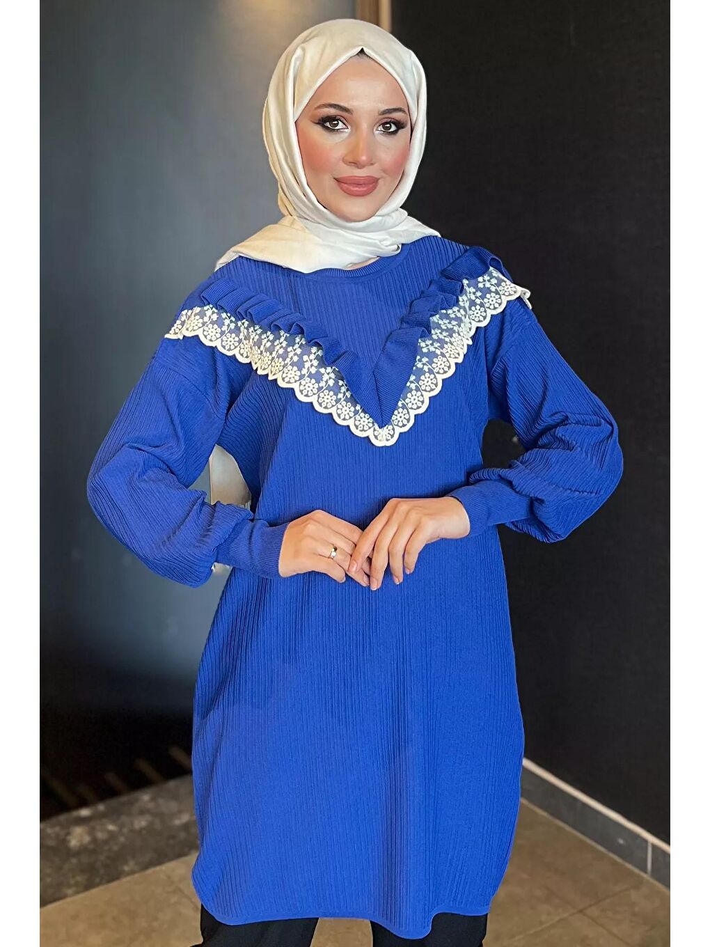 Mavi Dantel Detaylı Fırfırlı Tesettür Triko Tunik