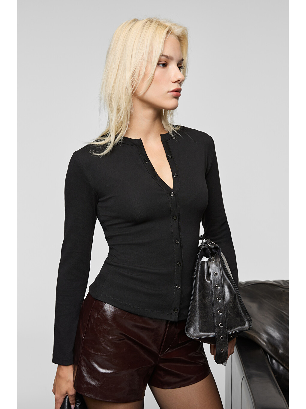 Taluvıa Kadın Esnek Kumaşlı Vücuda Oturan Slim Fit Düğmeli Siyah Bluz-2
