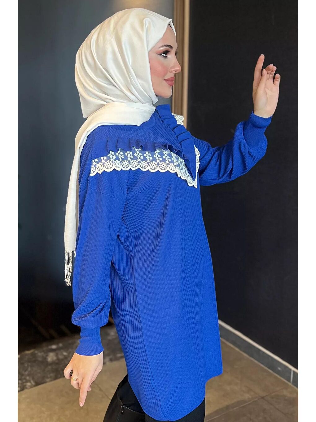 Mavi Dantel Detaylı Fırfırlı Tesettür Triko Tunik-1