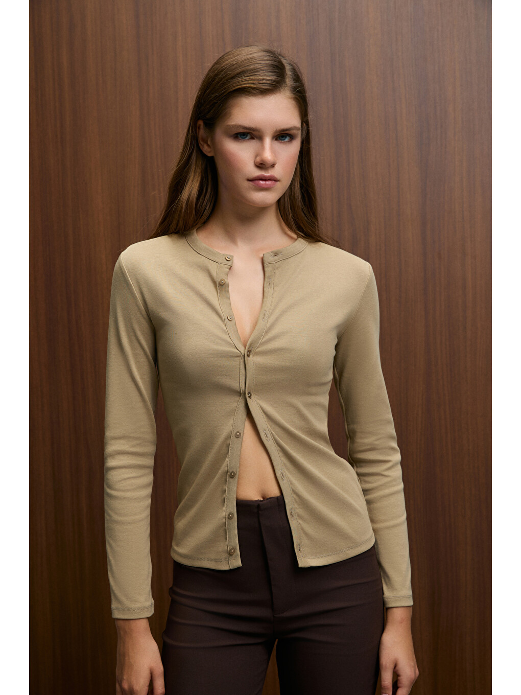 Bej Taluvıa Kadın Esnek Kumaşlı Vücuda Oturan Slim Fit Düğmeli Vizon Bluz-3