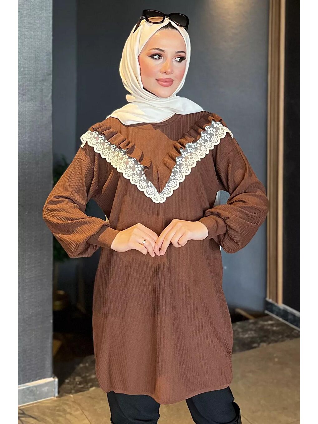 Kahverengi Dantel Detaylı Fırfırlı Tesettür Triko Tunik