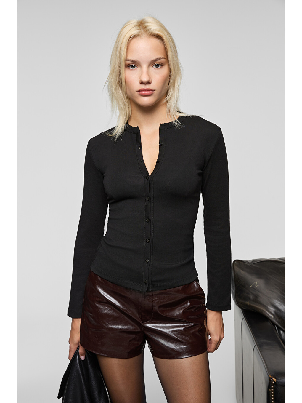 Taluvıa Kadın Esnek Kumaşlı Vücuda Oturan Slim Fit Düğmeli Siyah Bluz-4