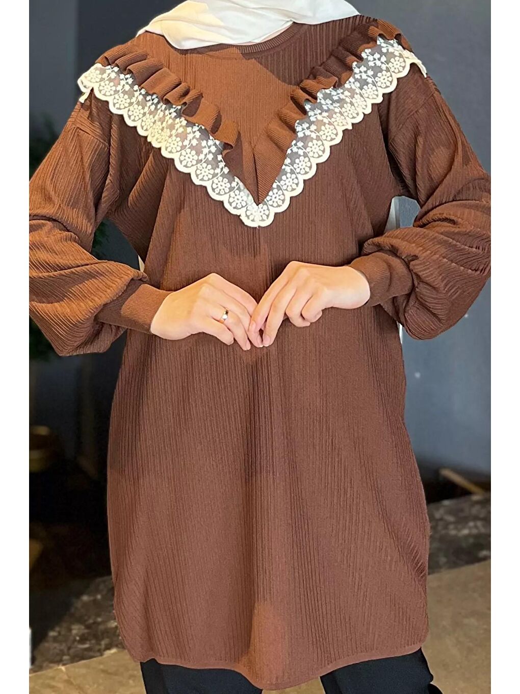 Kahverengi Dantel Detaylı Fırfırlı Tesettür Triko Tunik-2