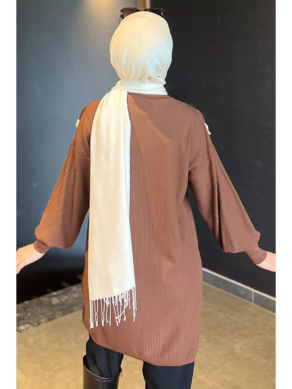 Kahverengi Dantel Detaylı Fırfırlı Tesettür Triko Tunik-3