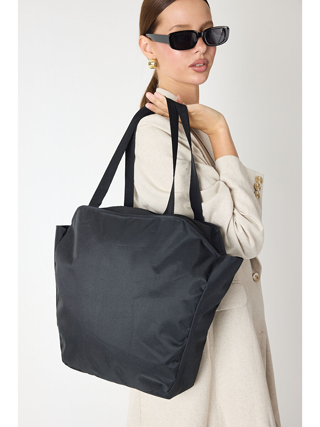 Kadın Siyah Fermuarlı Büyük Boy Kumaş Omuz Çantası