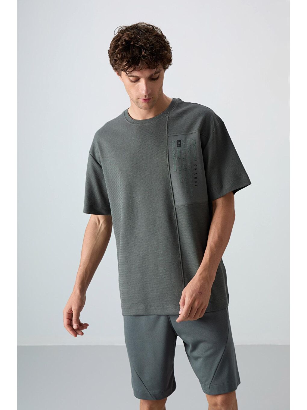 Haki Pamuklu Kalın Yüzeyi Dokulu Oversize Fit Baskılı Erkek Tişört - 88338