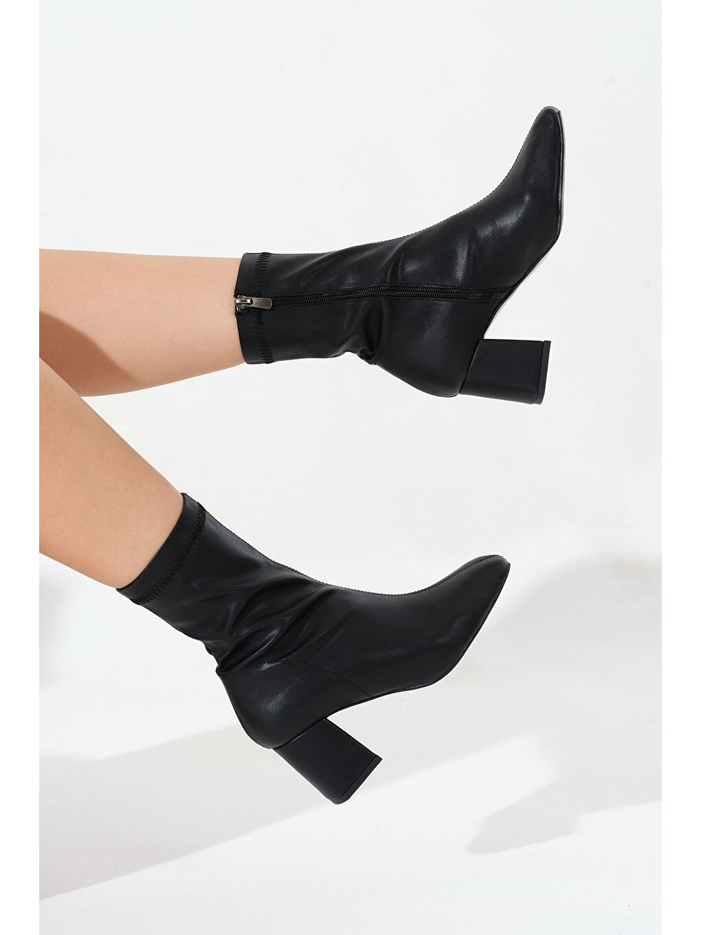 Kadın Siyah TPU Taban Küt Burunlu Fermuarlı Topuklu Bot