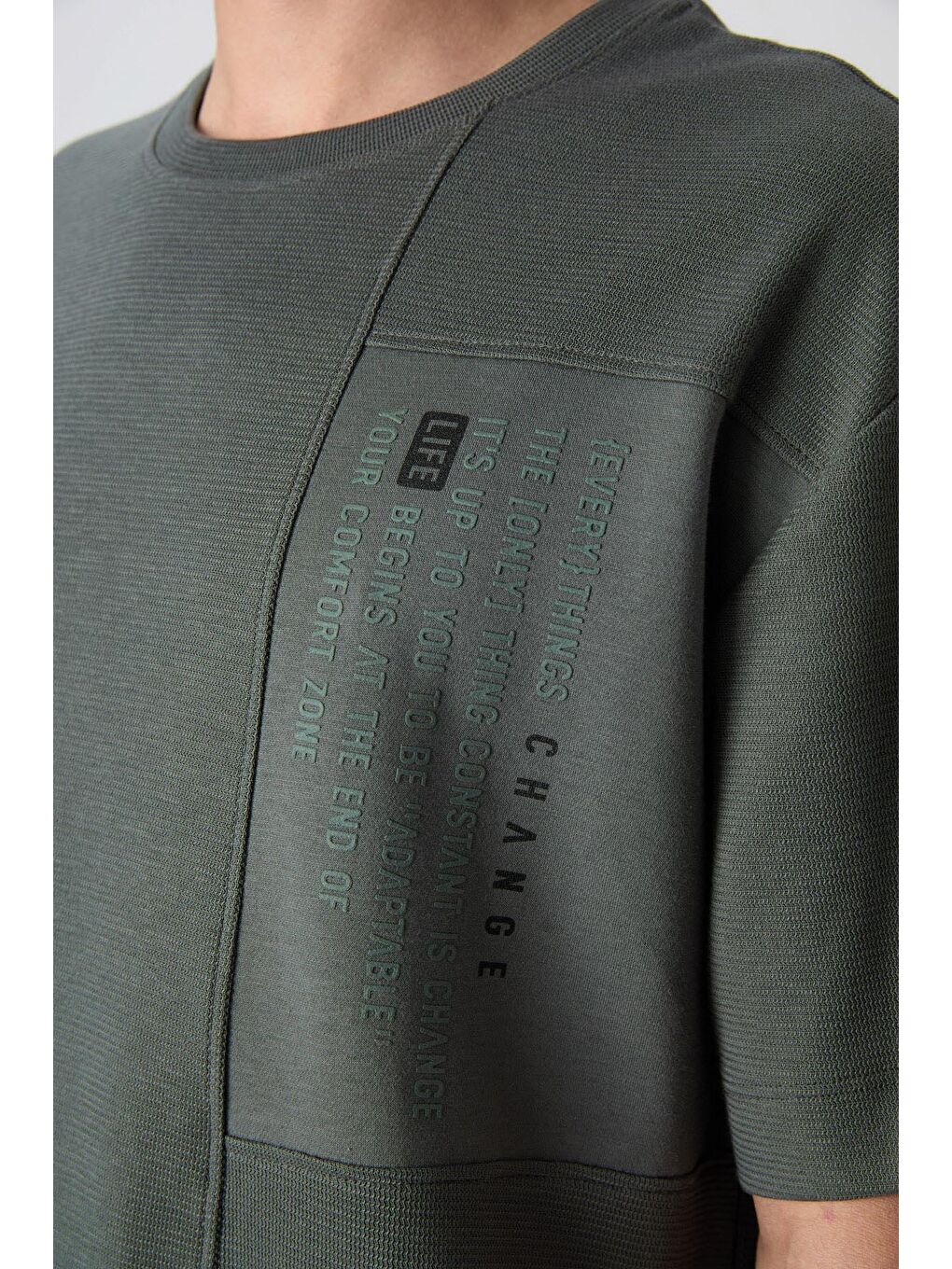 Haki Pamuklu Kalın Yüzeyi Dokulu Oversize Fit Baskılı Erkek Tişört - 88338-1