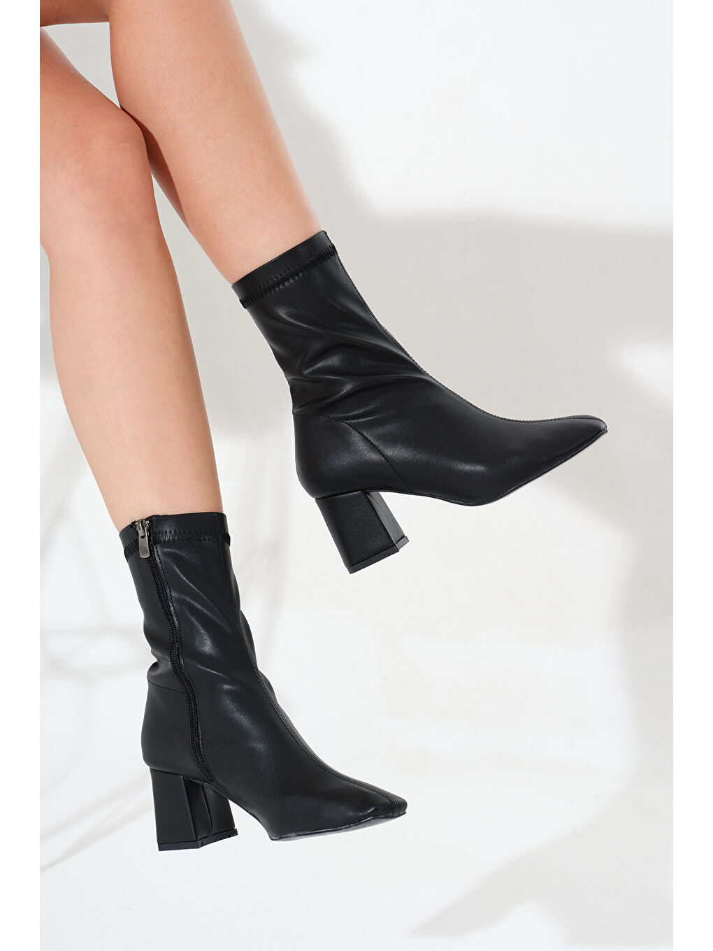 Kadın Siyah TPU Taban Küt Burunlu Fermuarlı Topuklu Bot-1