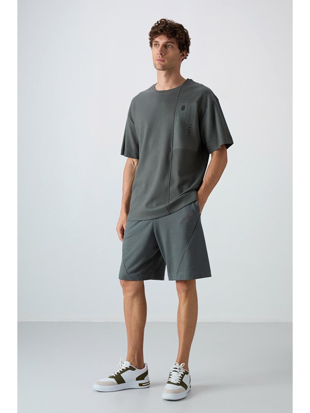 Haki Pamuklu Kalın Yüzeyi Dokulu Oversize Fit Baskılı Erkek Tişört - 88338-2