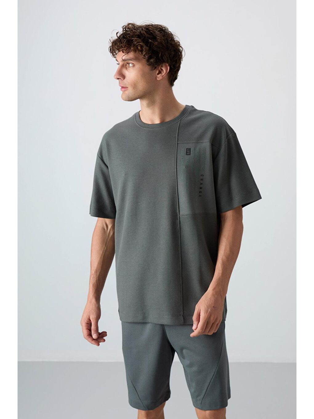 Haki Pamuklu Kalın Yüzeyi Dokulu Oversize Fit Baskılı Erkek Tişört - 88338-3