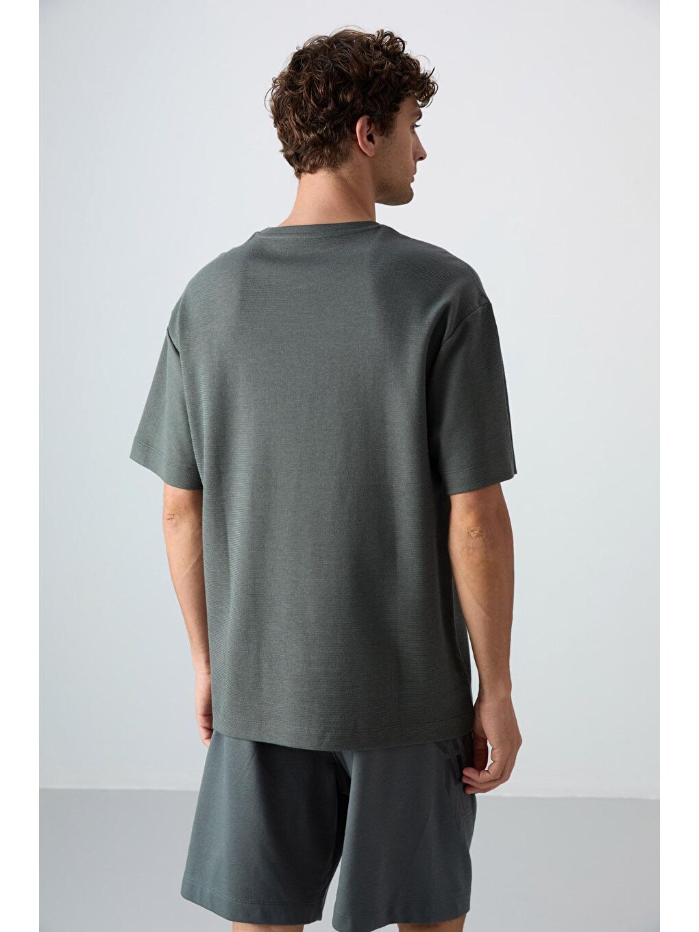 Haki Pamuklu Kalın Yüzeyi Dokulu Oversize Fit Baskılı Erkek Tişört - 88338-4