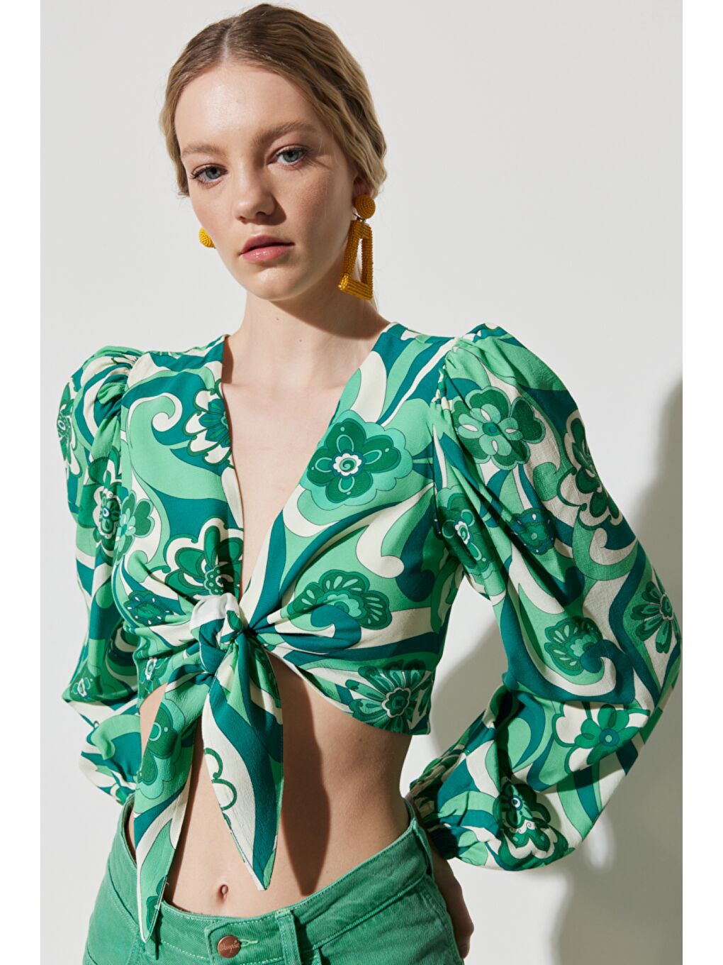 Regular Fit Normal Kesim V Yaka Yeşil Desenli Crop Bluz