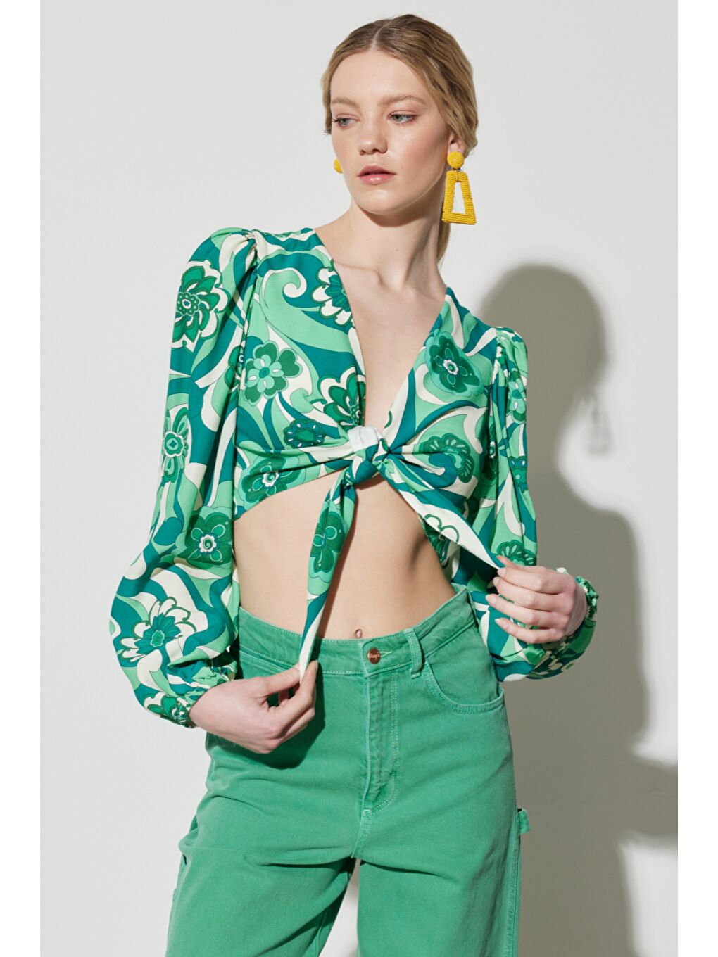 Regular Fit Normal Kesim V Yaka Yeşil Desenli Crop Bluz-1