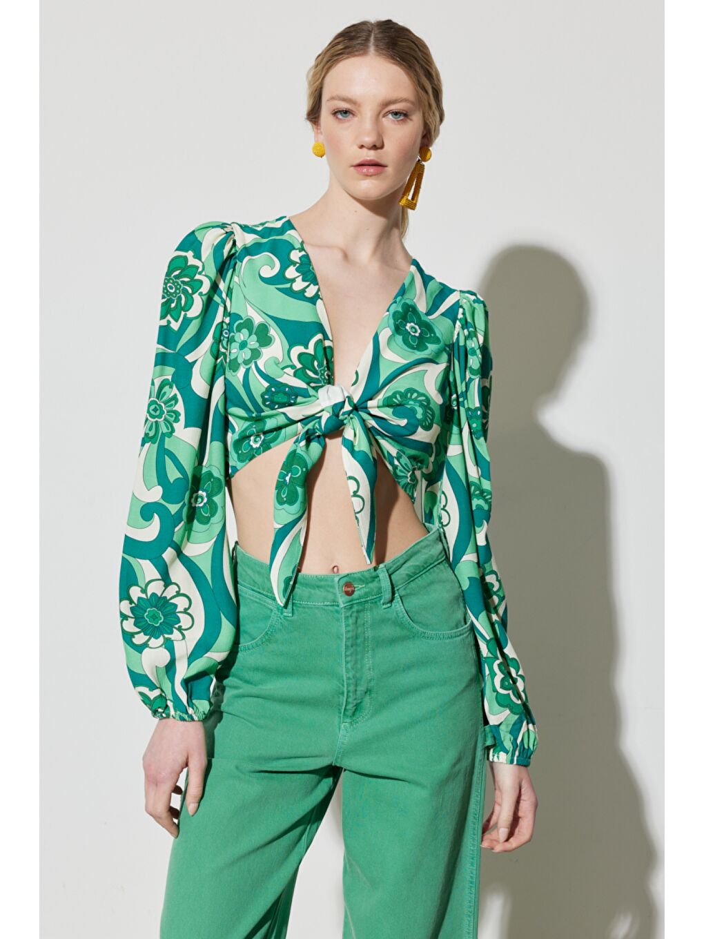 Regular Fit Normal Kesim V Yaka Yeşil Desenli Crop Bluz-2