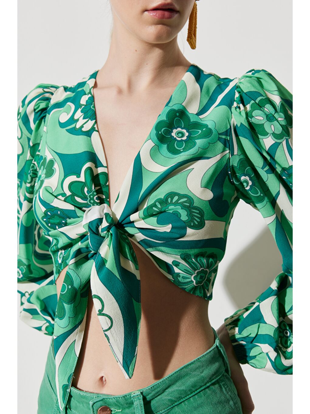 Regular Fit Normal Kesim V Yaka Yeşil Desenli Crop Bluz-3