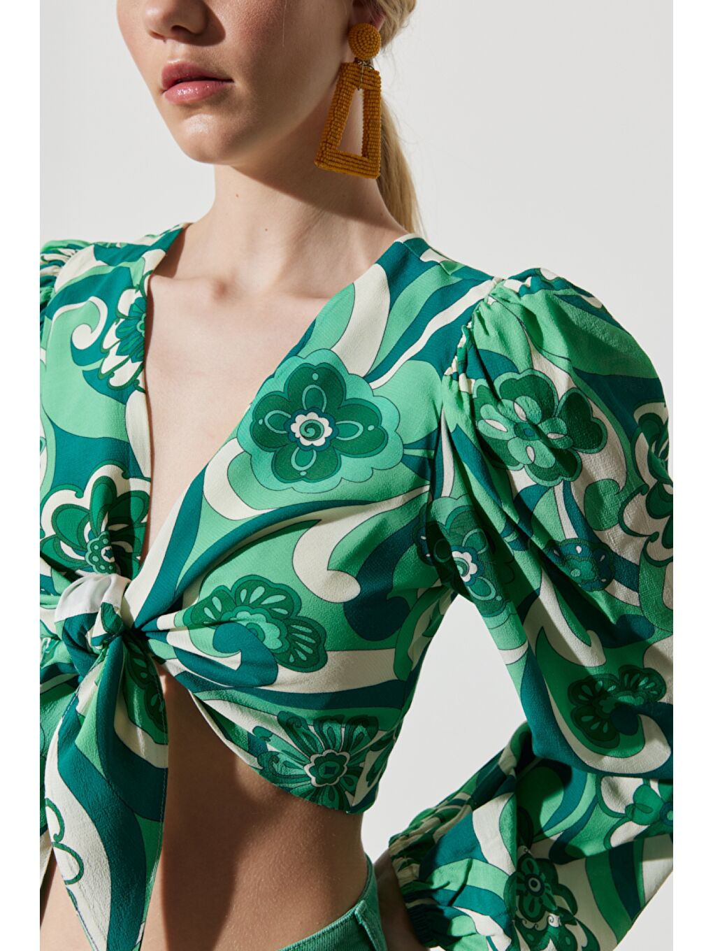 Regular Fit Normal Kesim V Yaka Yeşil Desenli Crop Bluz-4