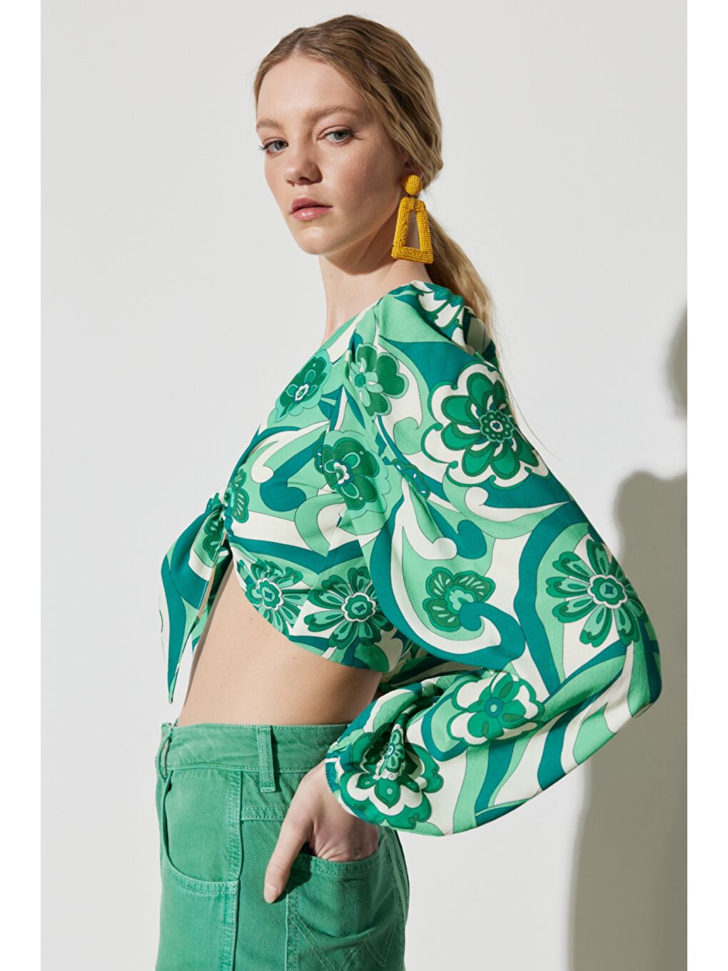 Regular Fit Normal Kesim V Yaka Yeşil Desenli Crop Bluz-5