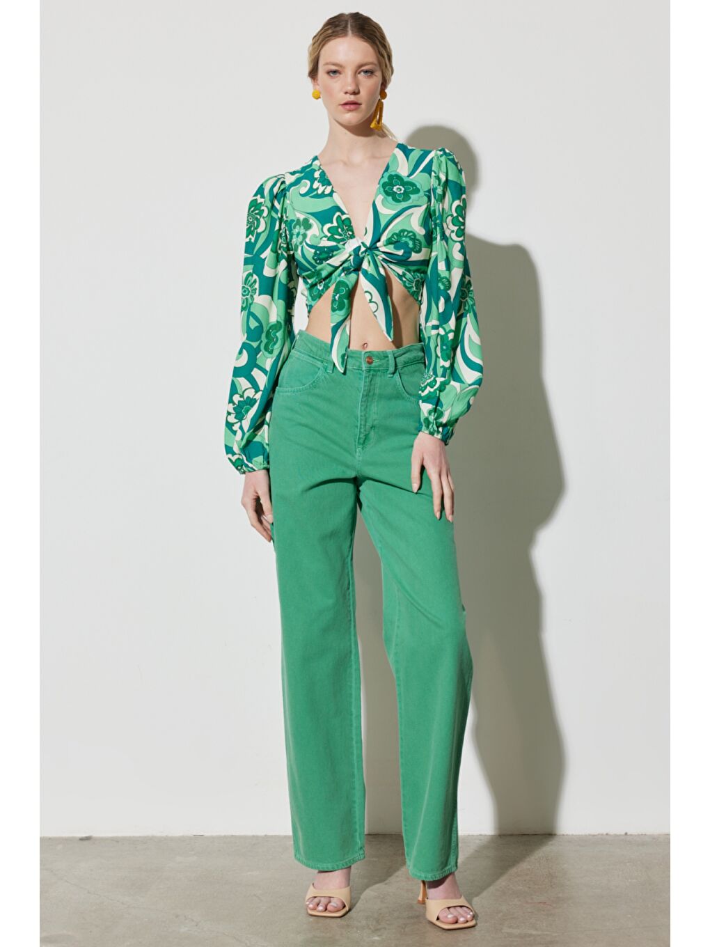 Regular Fit Normal Kesim V Yaka Yeşil Desenli Crop Bluz-6