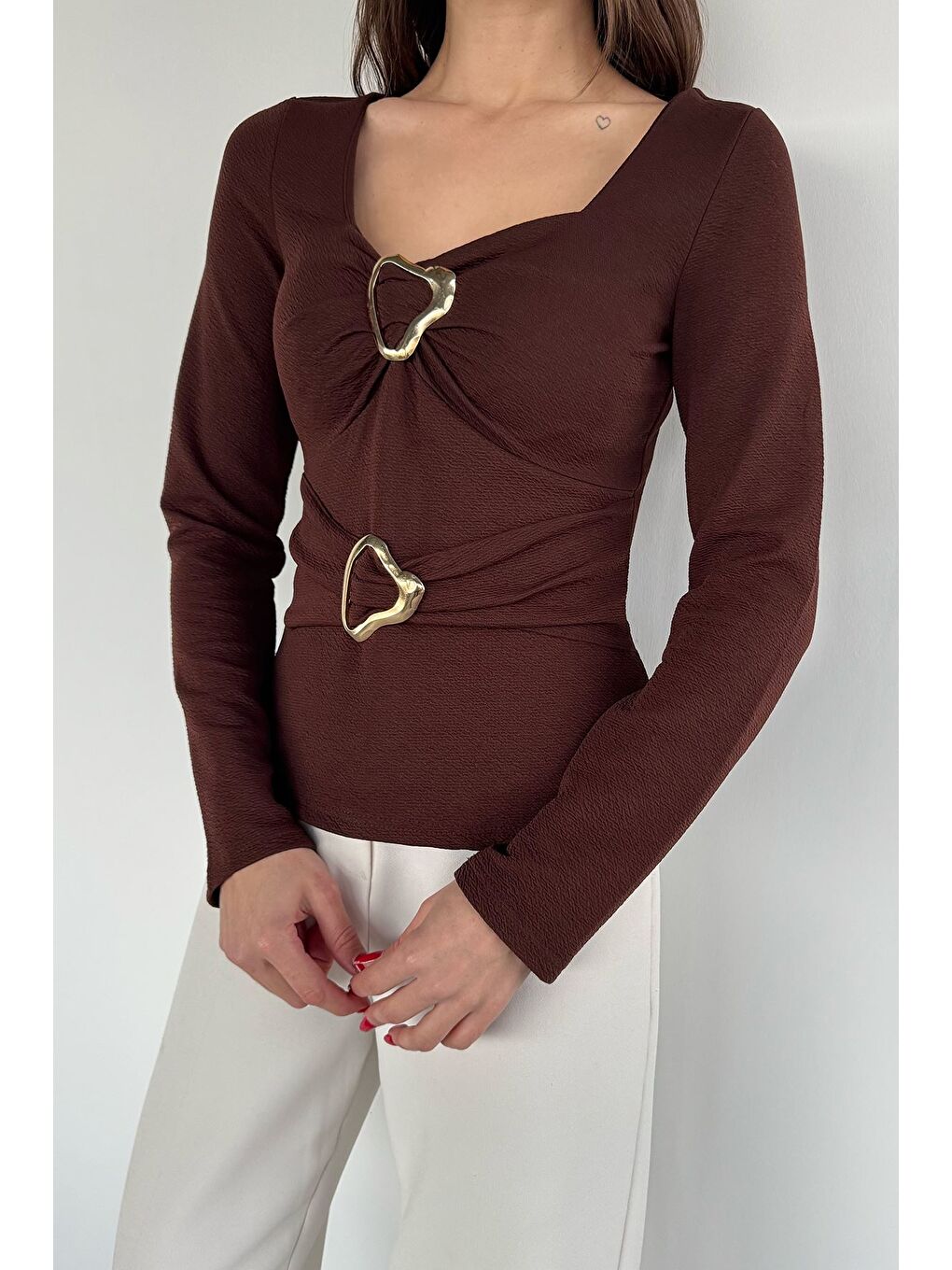 Kahverengi Kadın Tokalı Bluz