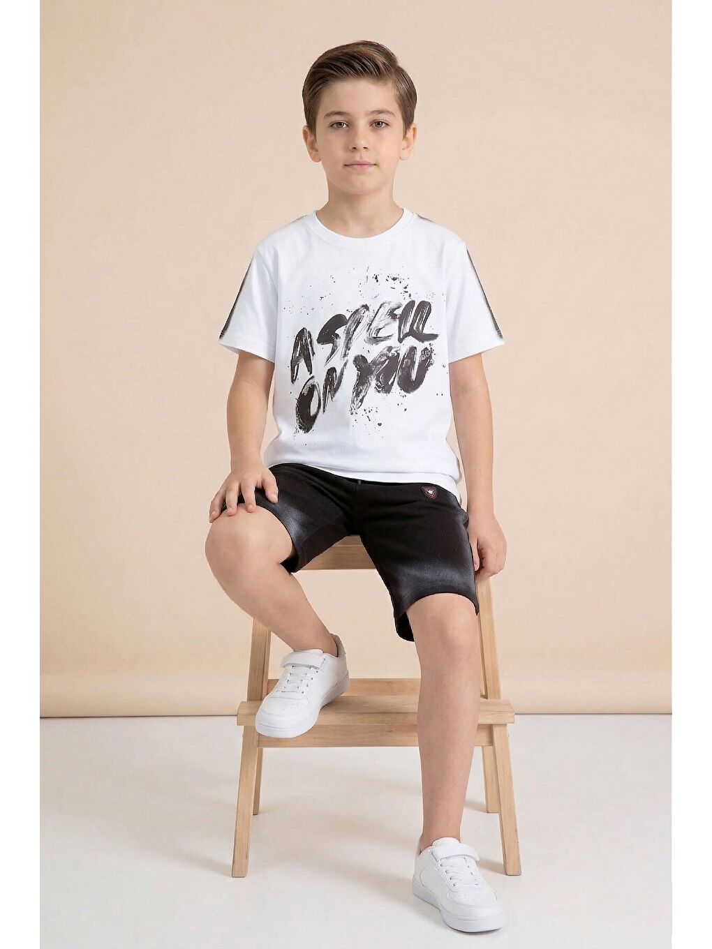 Beyaz Grafiti Baskılı Tişörtlü Şortlu Erkek Çocuk 2li Takım 23773