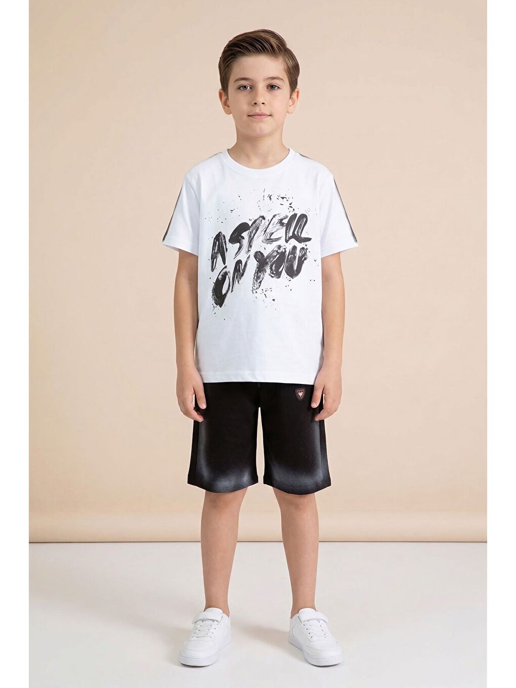 Beyaz Grafiti Baskılı Tişörtlü Şortlu Erkek Çocuk 2li Takım 23773-2