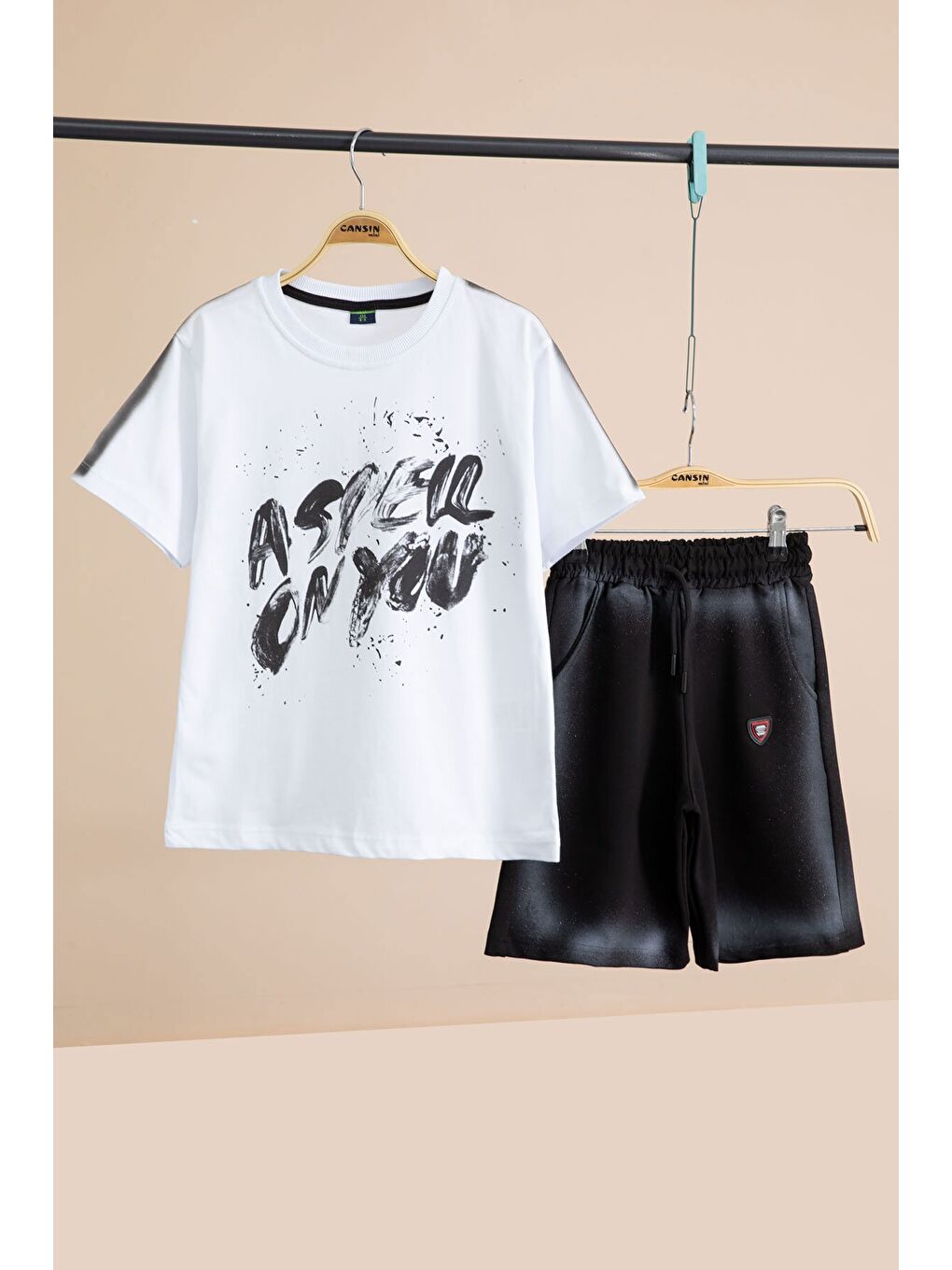 Beyaz Grafiti Baskılı Tişörtlü Şortlu Erkek Çocuk 2li Takım 23773-3