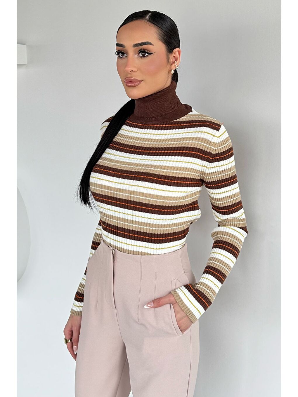 Kahverengi Kadın Boğazlı Çizgi Desenli Triko Bluz-1