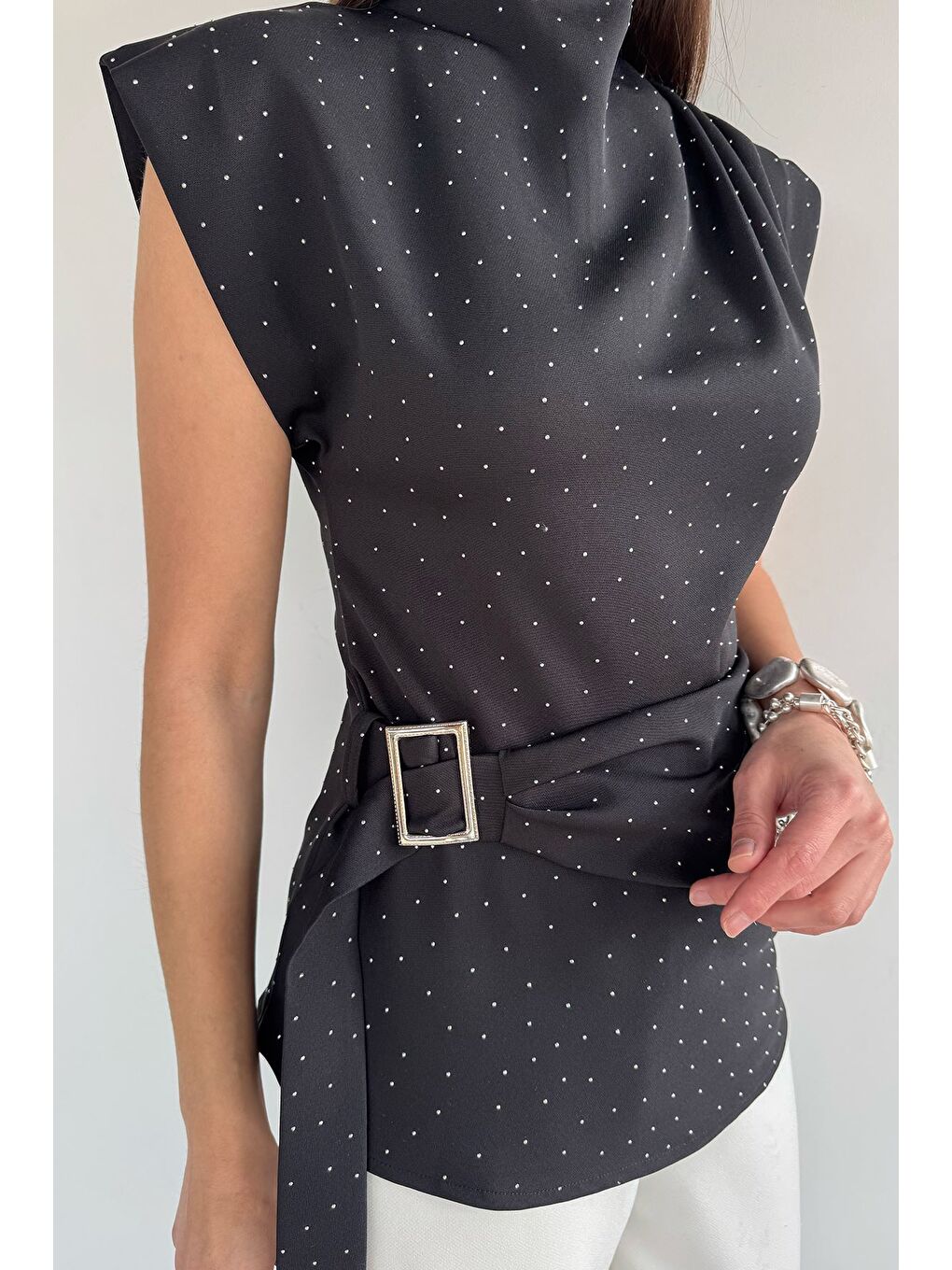 Siyah Kadın Taşlı Kemer Detaylı Bluz-2