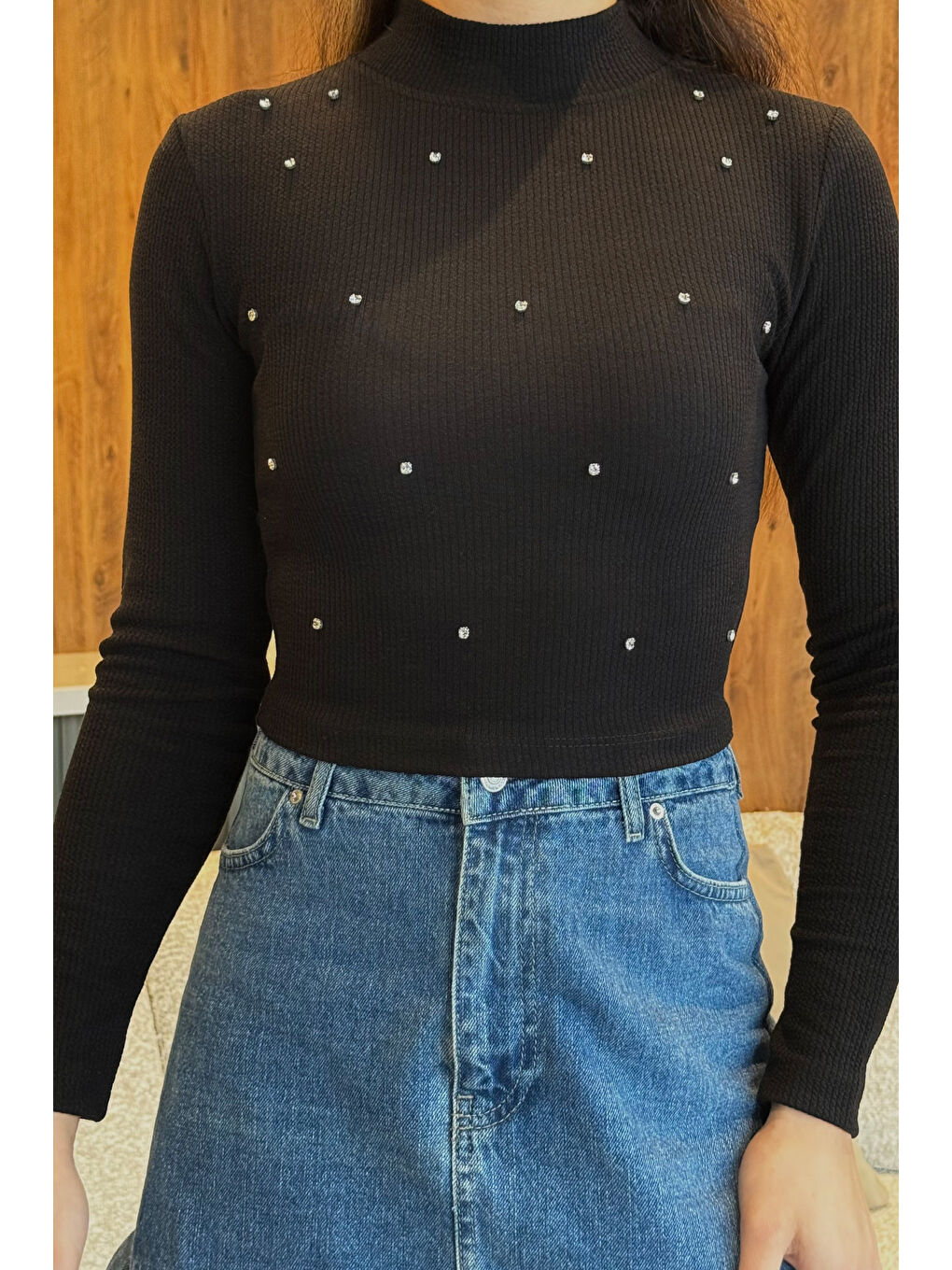 GÜLSELİ Siyah Yarım Balıkçı Yaka Taşlı Crop Top Bluz - 2