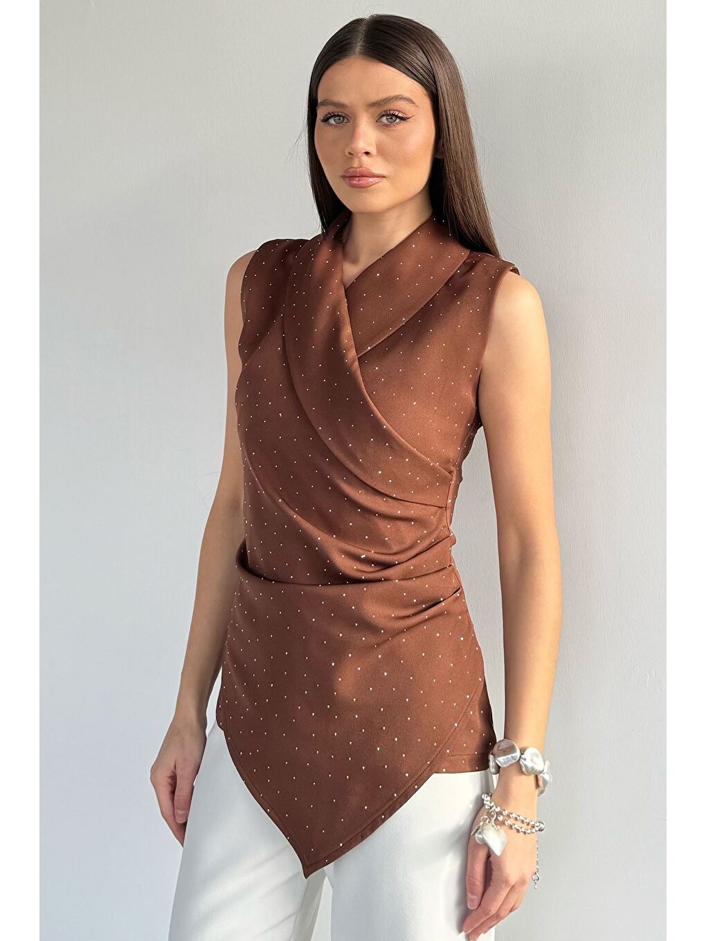 Kahverengi Kadın Kruvaze Yaka Taşlı Drapeli Asimetrik Kesim Bluz