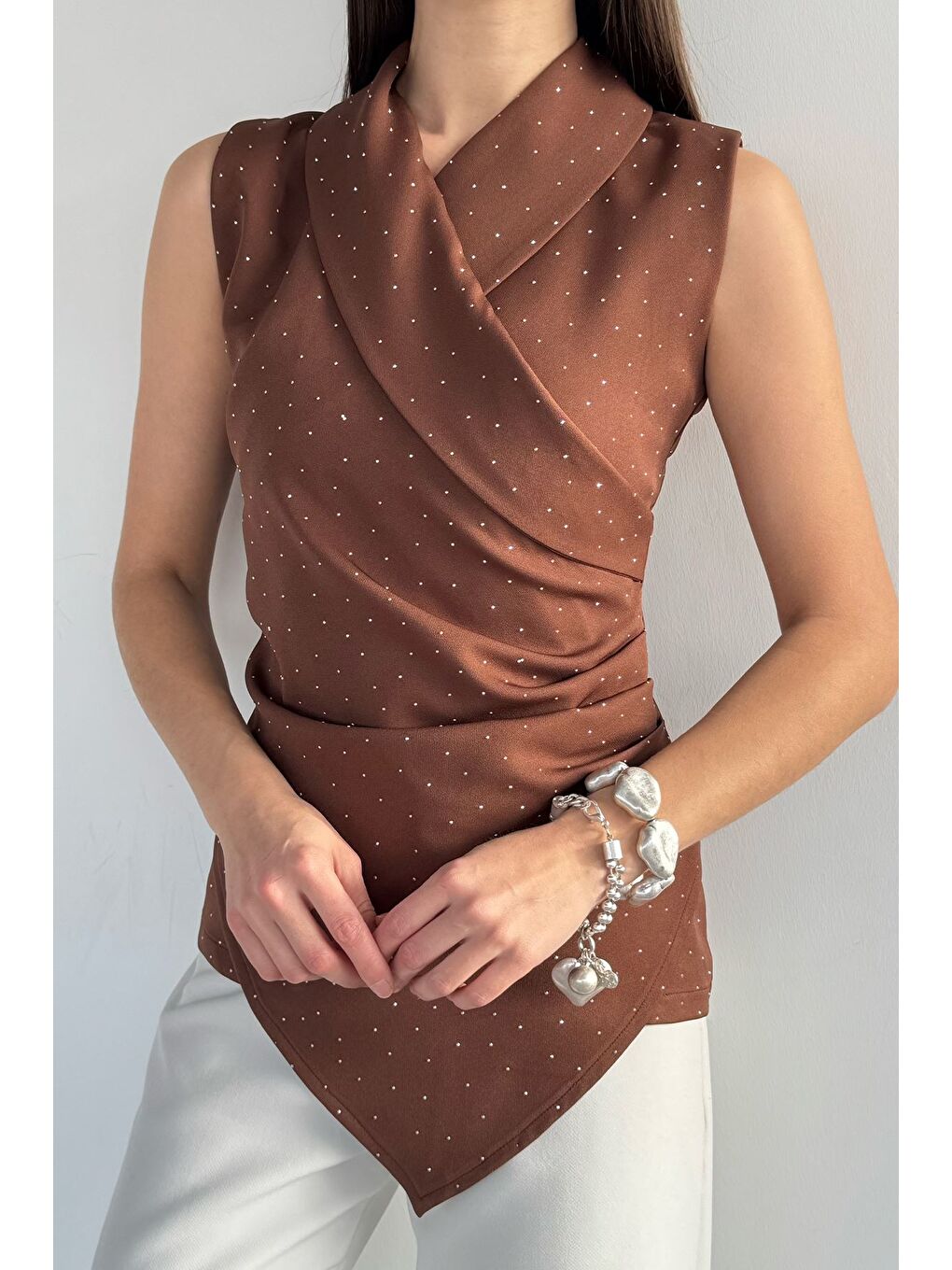 Kahverengi Kadın Kruvaze Yaka Taşlı Drapeli Asimetrik Kesim Bluz-1