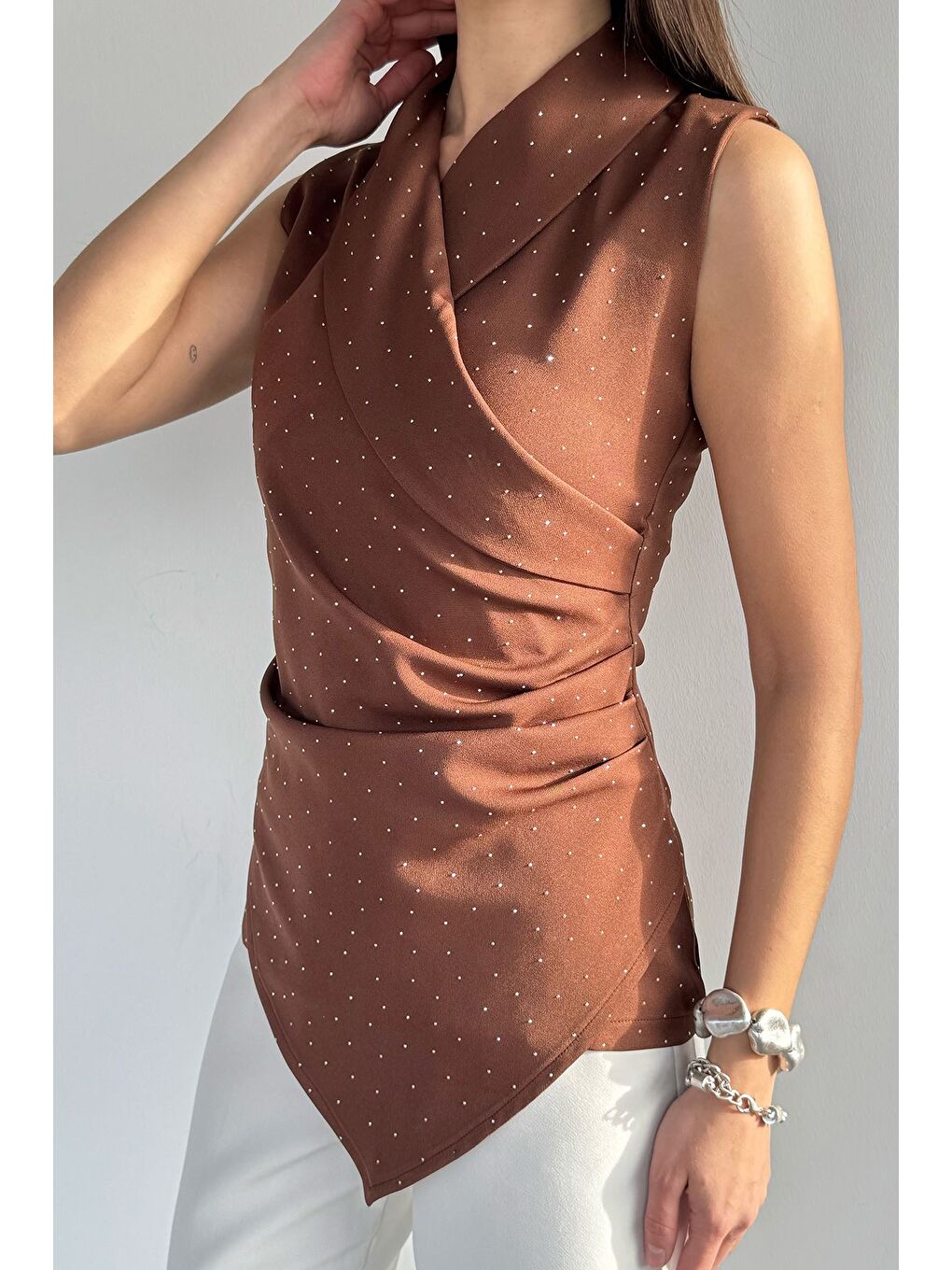 Kahverengi Kadın Kruvaze Yaka Taşlı Drapeli Asimetrik Kesim Bluz-2