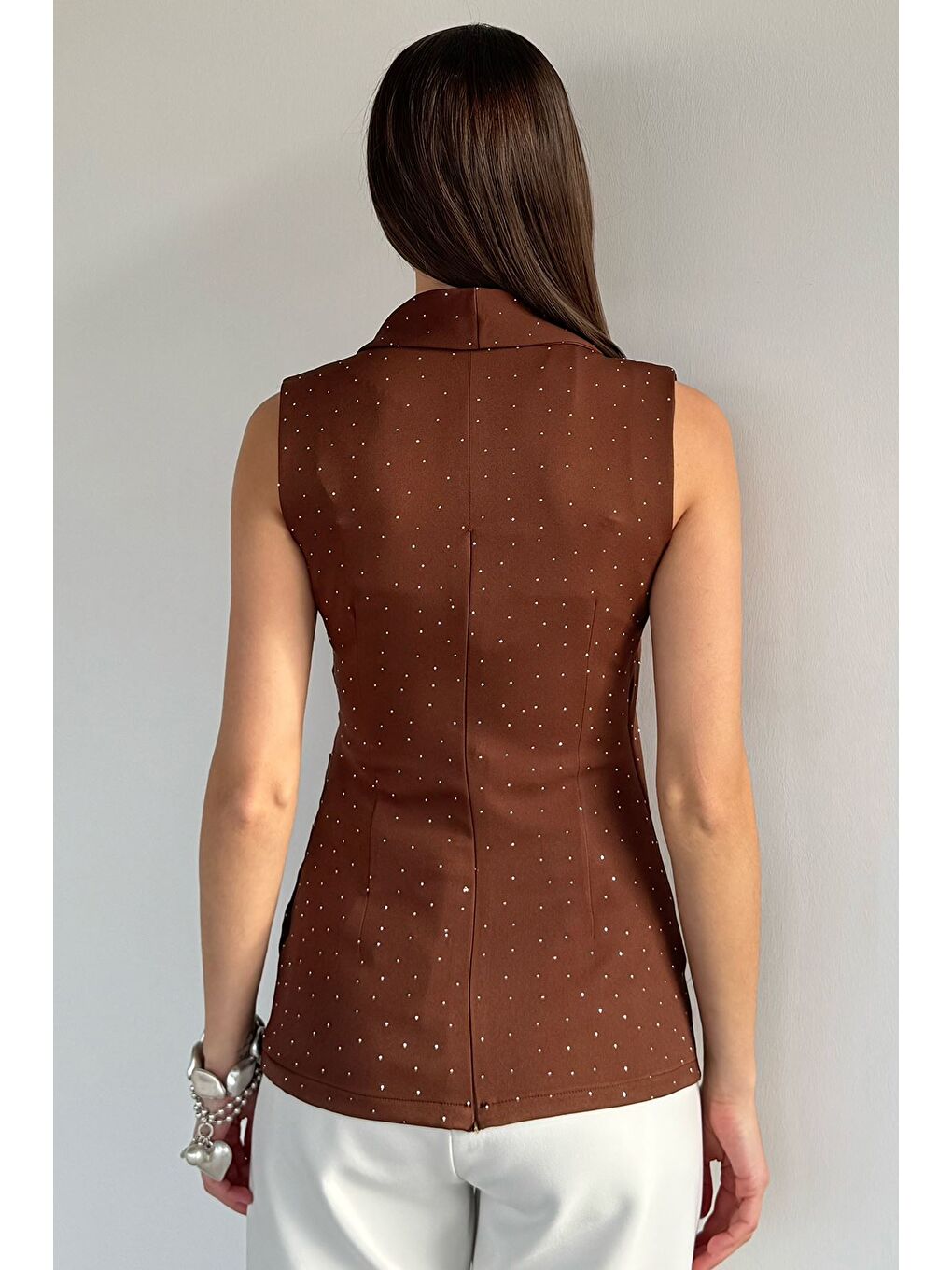 Kahverengi Kadın Kruvaze Yaka Taşlı Drapeli Asimetrik Kesim Bluz-3