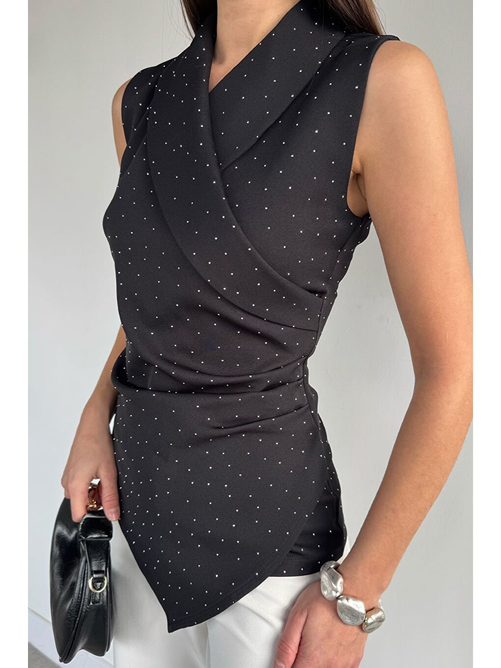 Siyah Kadın Kruvaze Yaka Taşlı Drapeli Asimetrik Kesim Bluz-1